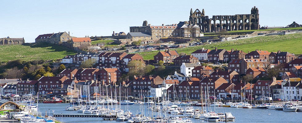 a large body of water surrounded by small boats