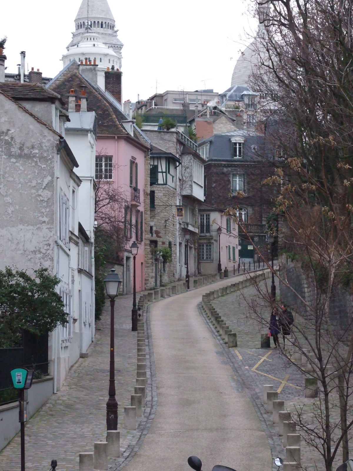 there are many bikes and cars on this street