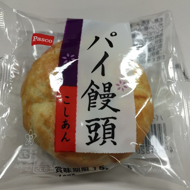 a packaged pastry containing an orange slice with chinese writing on it