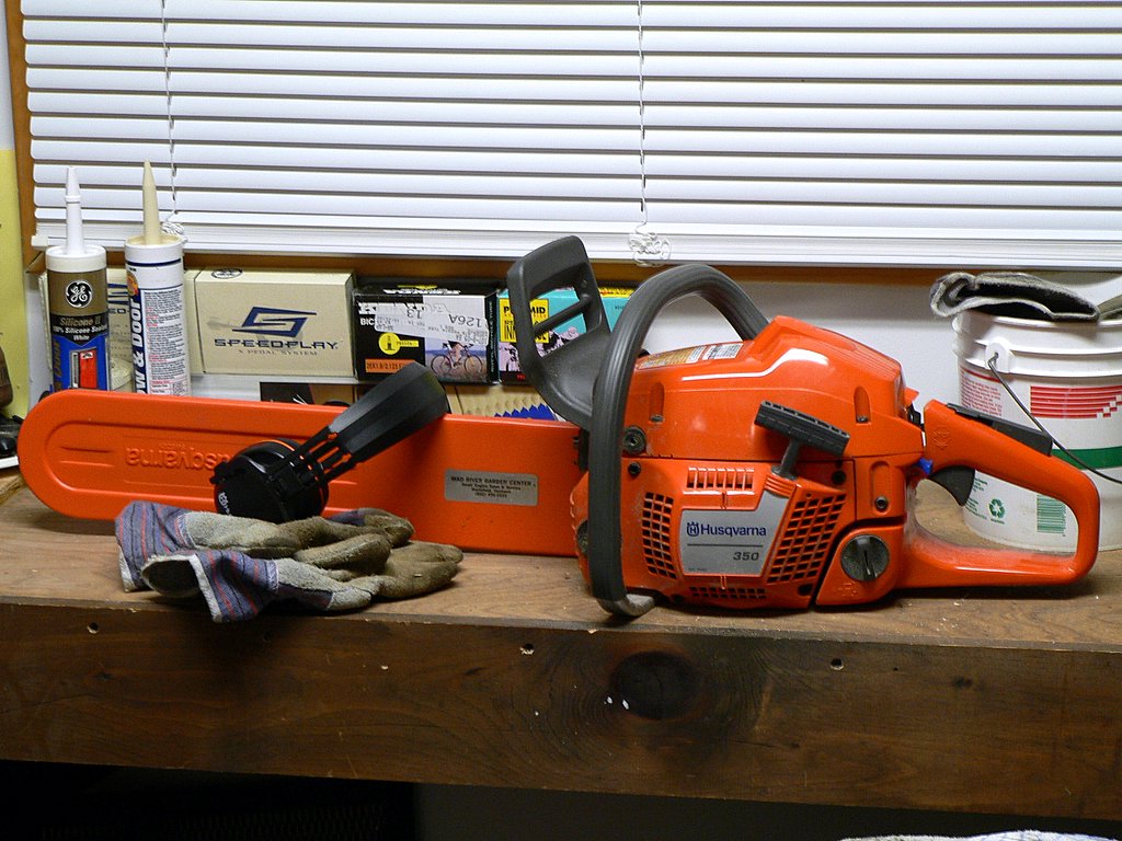 a power saw, gloves and gloves on a table