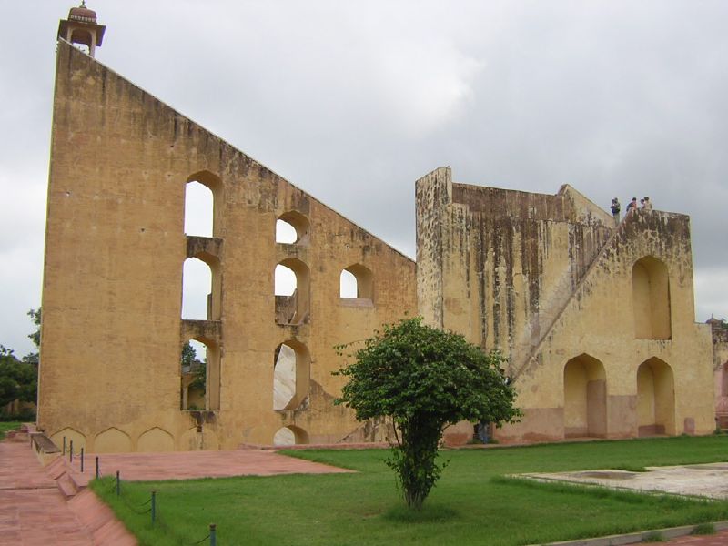 an old building has some arches on the front