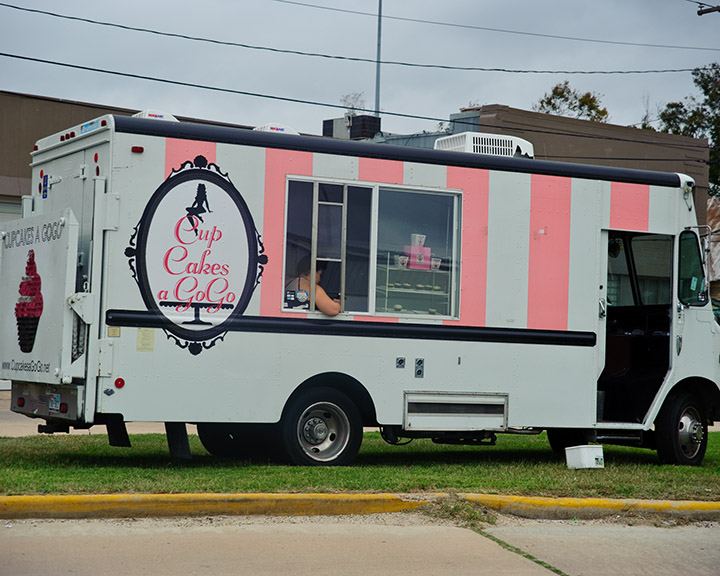 the food truck is painted pink and gray