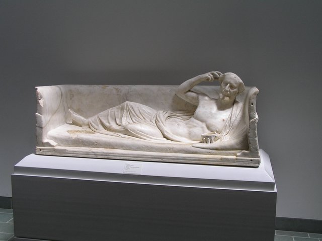 an image of a statue in the form of a reclining