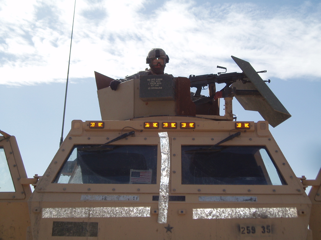 a very large and big machine sitting on the back of a truck