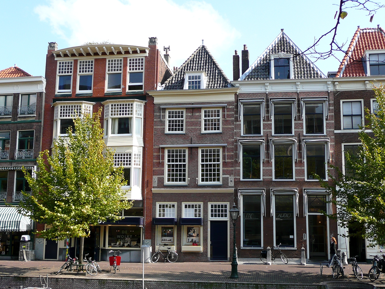 many buildings with white and brick windows next to each other
