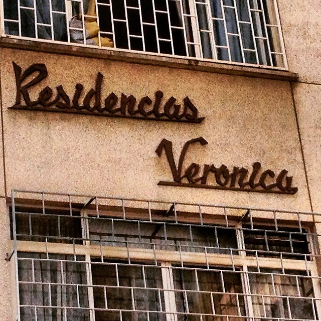 a sign outside of a building reading resadens vernicao