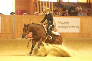 the woman is riding her horse in an arena