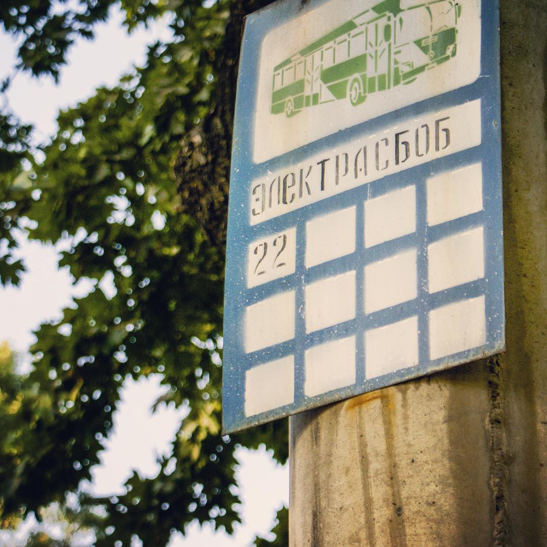 a sign indicates where a bus is parked on the street