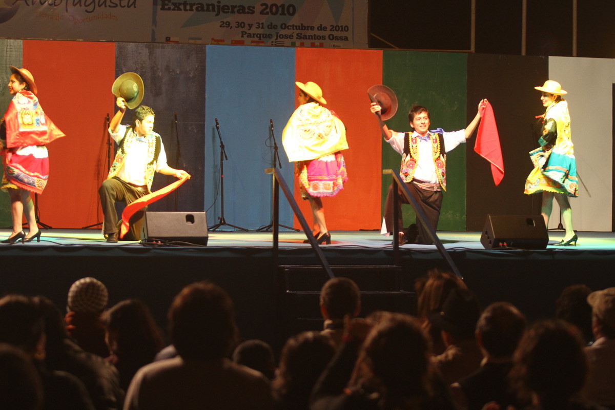 people are performing an oriental dance on a stage