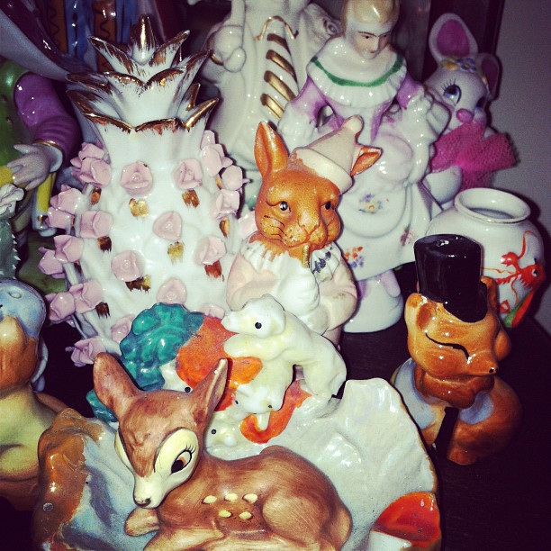 many small figurines on the table near each other