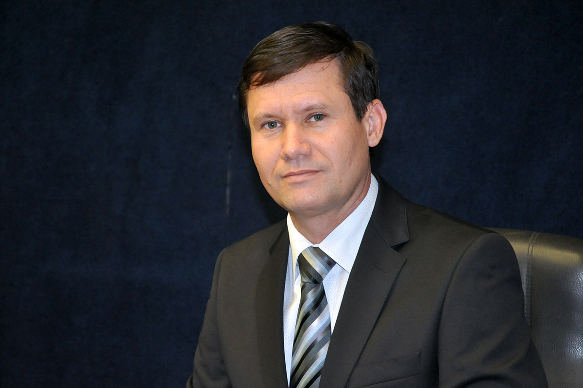 a man in a suit and tie posing for the camera