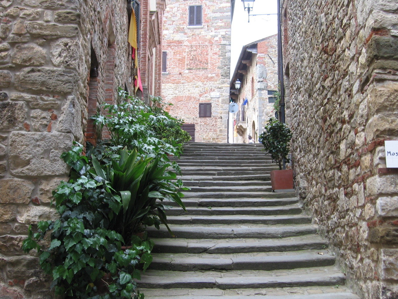 there is an alley that leads to a staircase