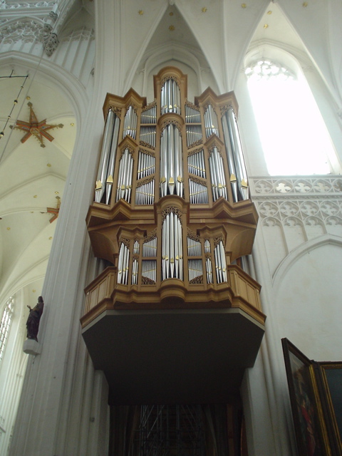 an old pipe organ stands in the middle of a large building