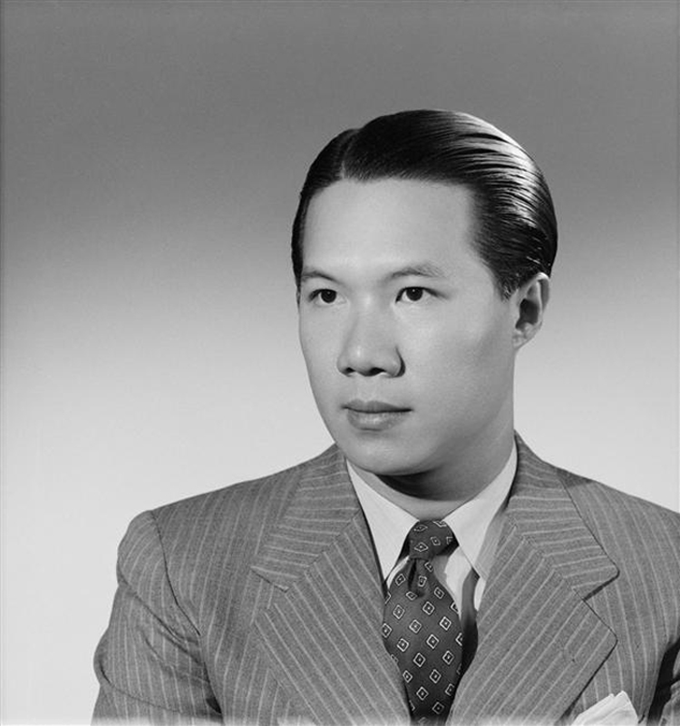 a man wearing a suit and tie is shown