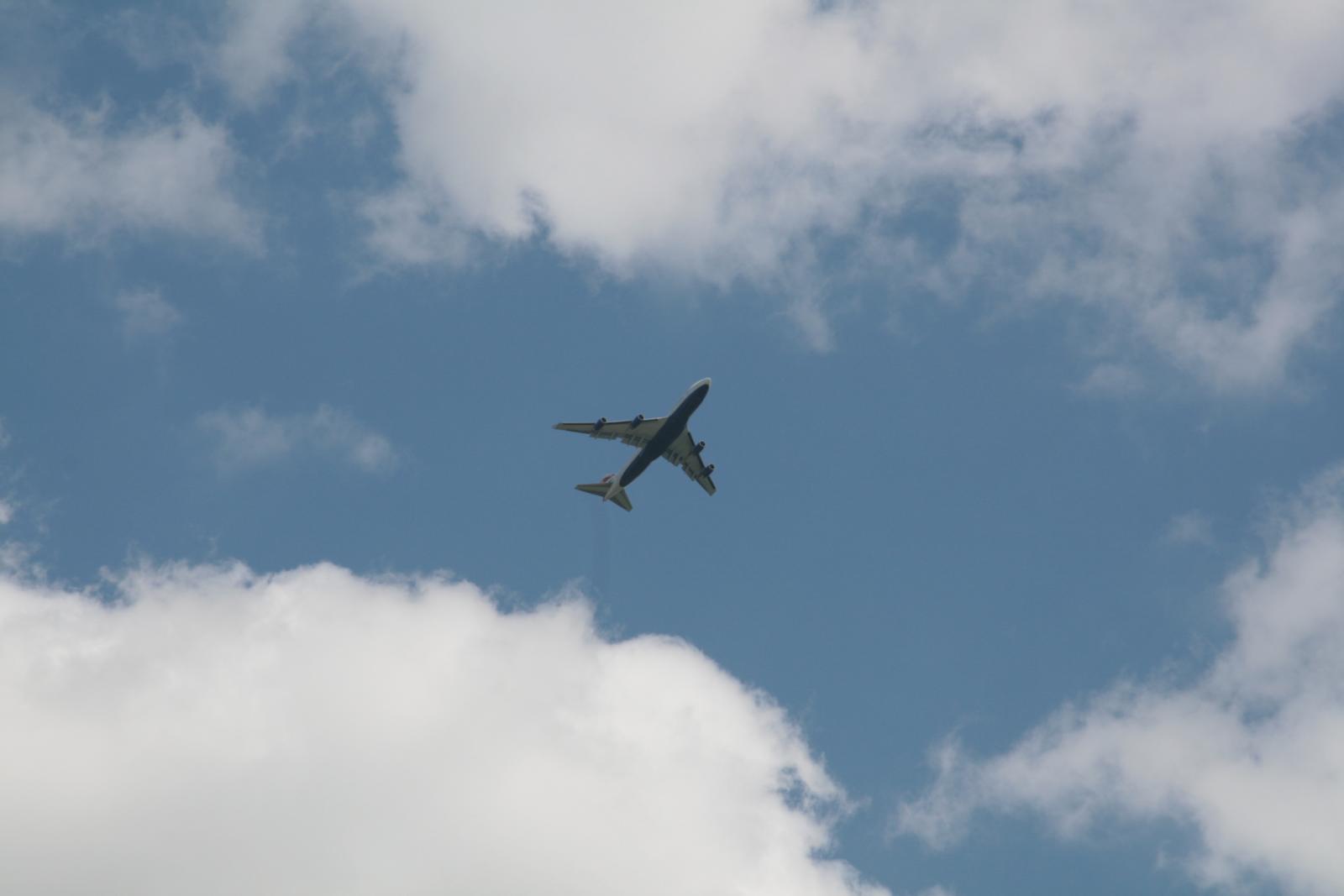 a plane that is flying in the sky