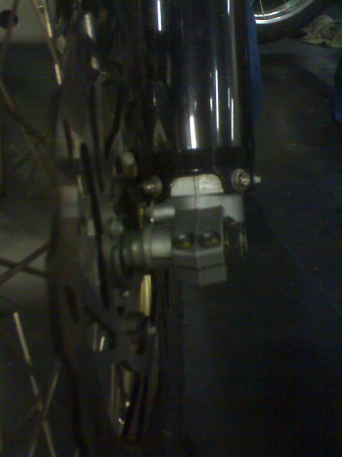 the inside of a bike with gears and a handlebar