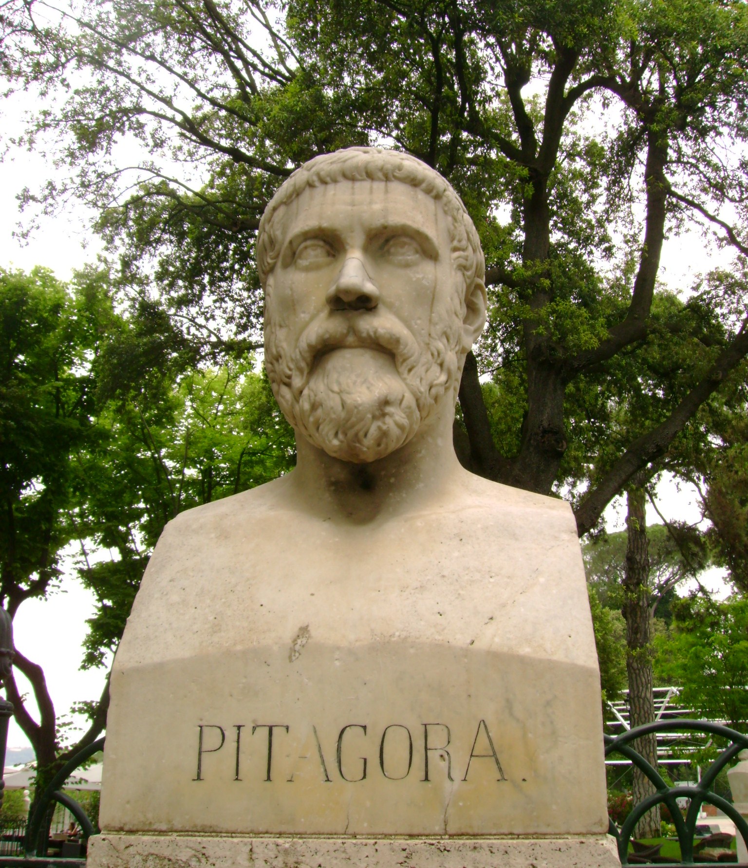 a statue of the famous pelicaa in the park