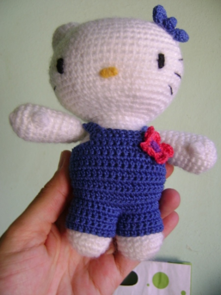a crocheted hello kitty doll made with yarn