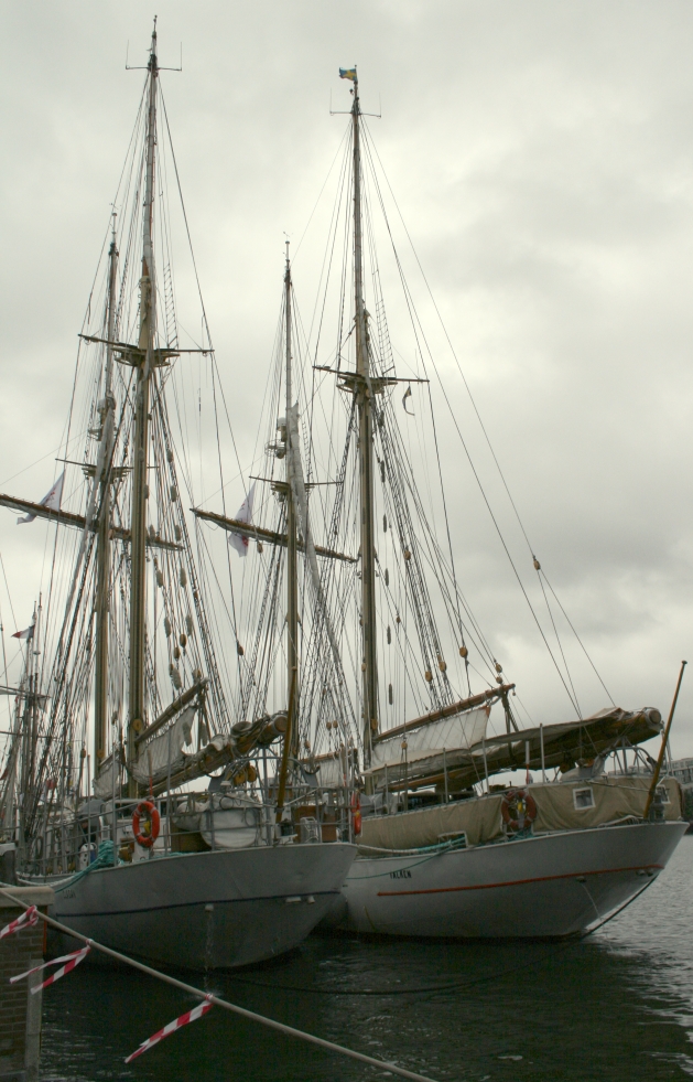 there are many boats that are parked together