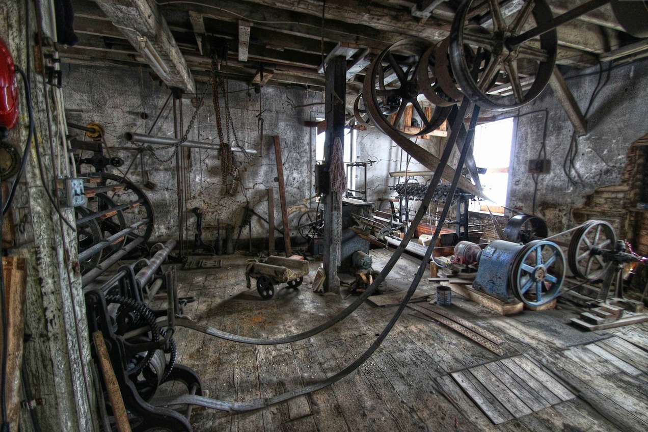 a po of a spinning wheel on the wall and equipment