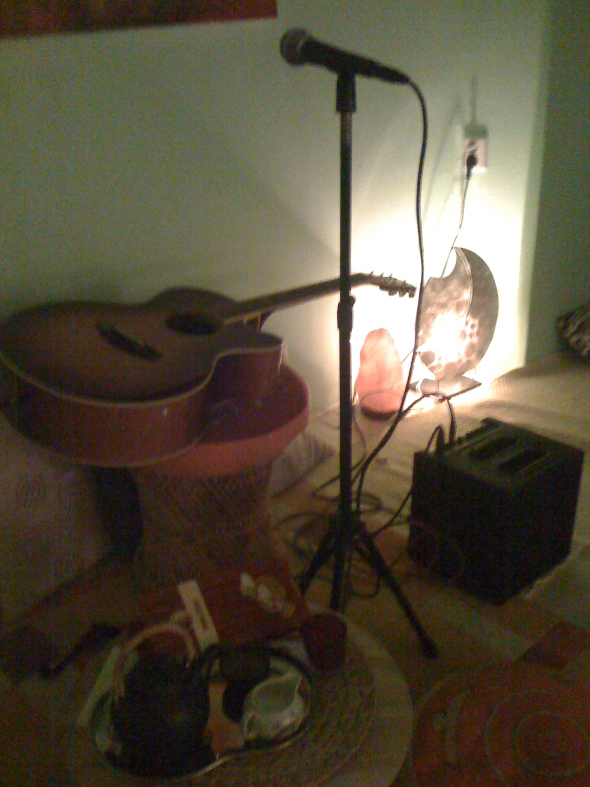 guitar, drums and guitar string on a table