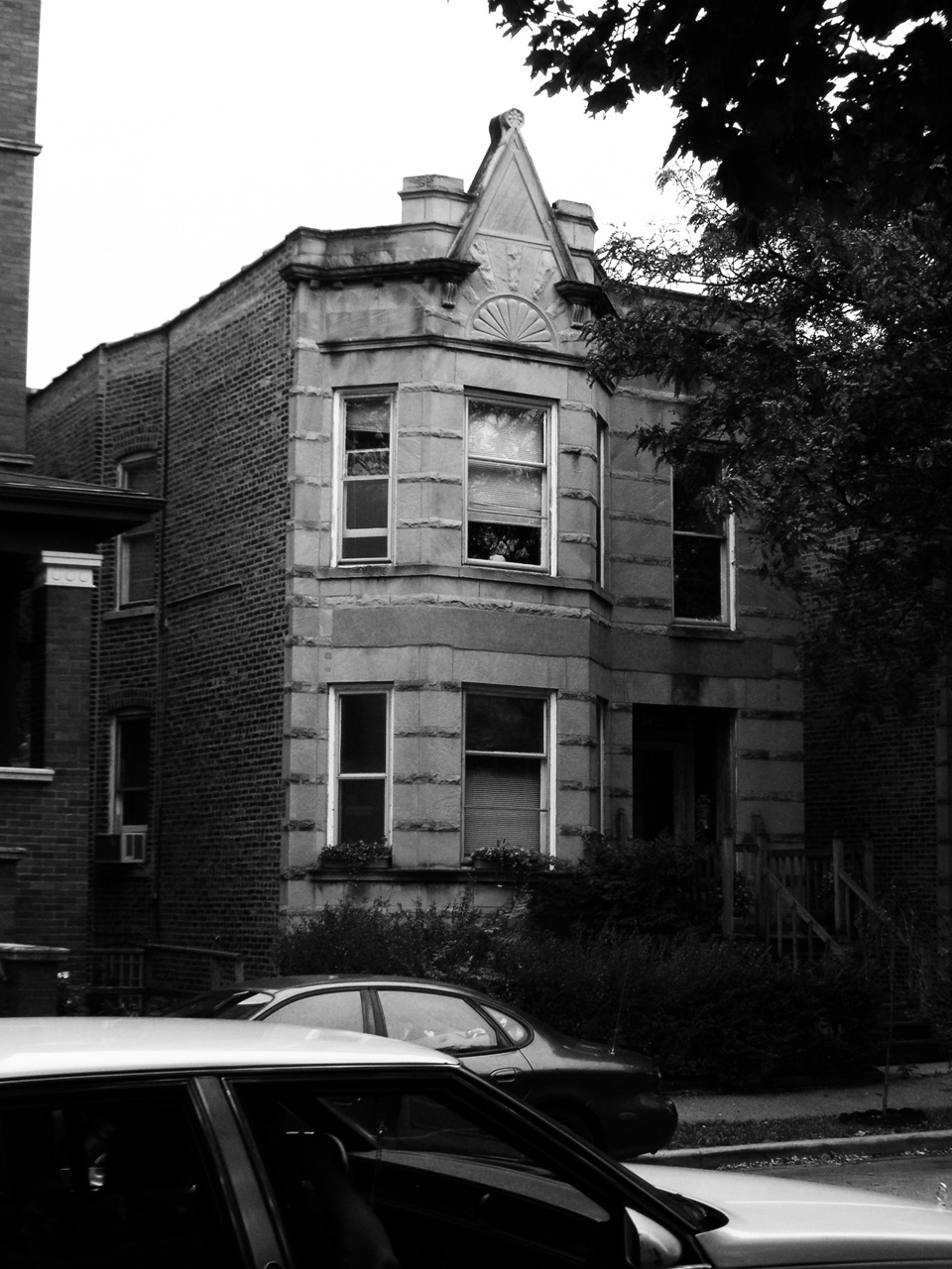 a car sitting next to an old building