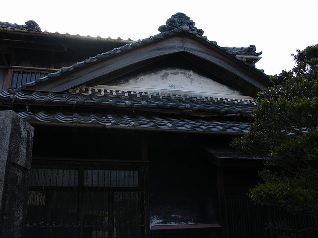 a roof on an oriental building with a decorative tower