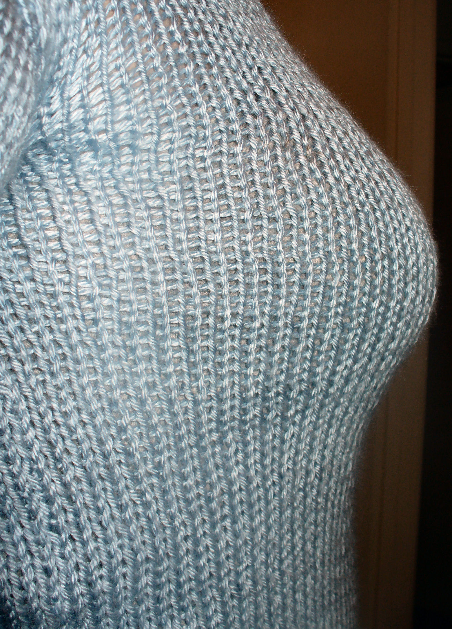 a knitted blanket that is white and blue