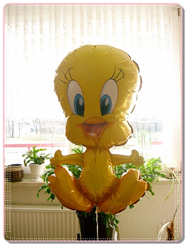 this is a balloon decoration featuring a baby duck