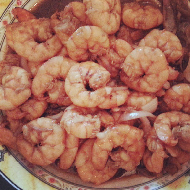 cooked shrimp in syrup in a bowl on top of a table