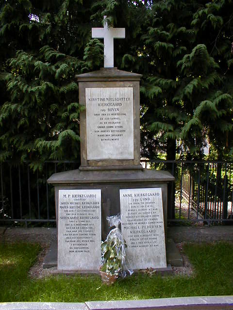 the memorial to the fallen soldiers at the cemetery