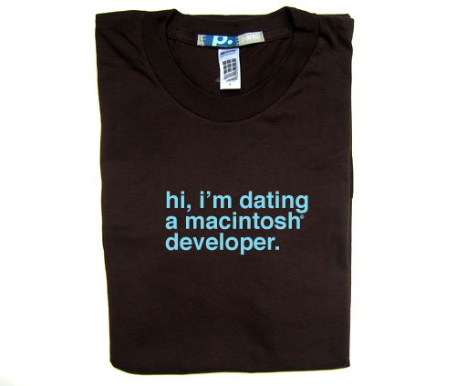 a t - shirt saying hi, i'm dating a macintosh user