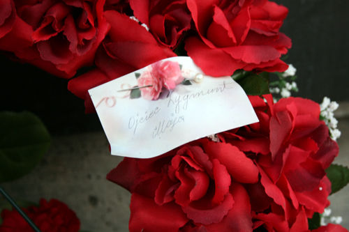 a bouquet of red flowers has been laid on a note