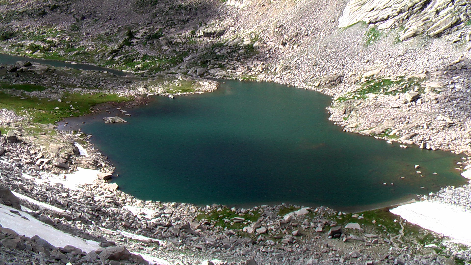 there are some lakes that are in the mountains