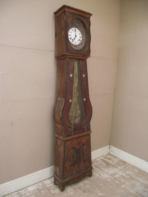 an old clock that is sitting on the floor