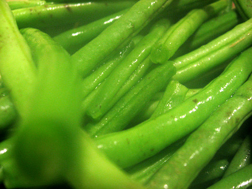 close up view of green beans in a bowl