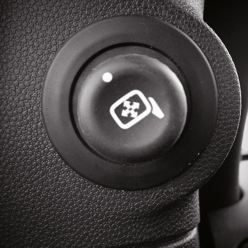 the ons on a vehicle steering wheel are shown
