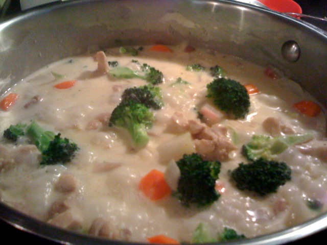 broccoli, chicken, and carrots are in the set