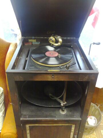 an old record player with no record on top