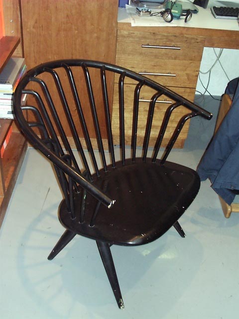 a black chair in the corner near a kitchen counter