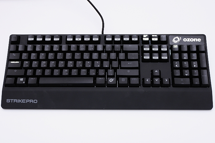 a keyboard that has an electronic cable at the end of it