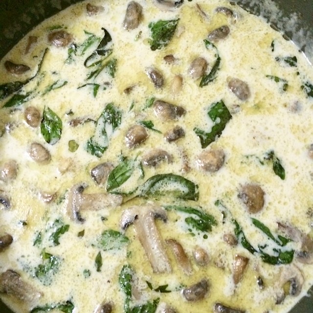 a set with mushrooms and spinach in it