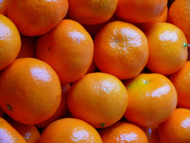 a pile of oranges that are next to each other