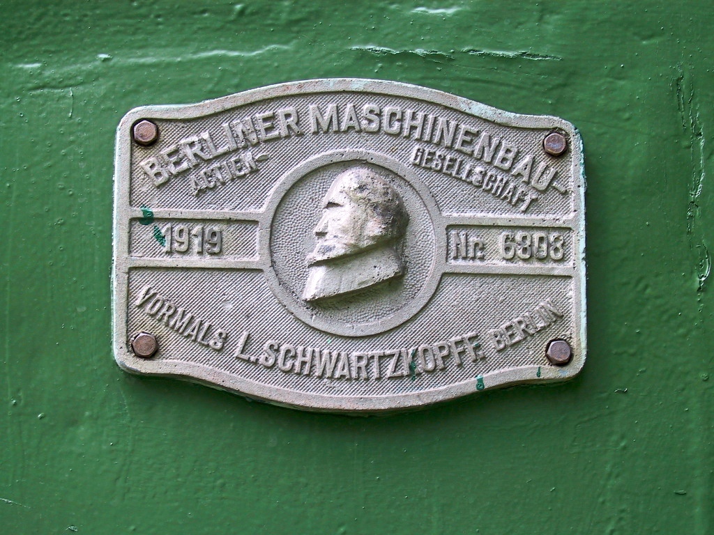 a plaque on a building depicts the head of aham, and the names of other presidents