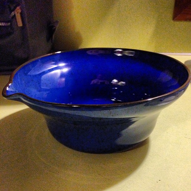 this blue dish is sitting on a table