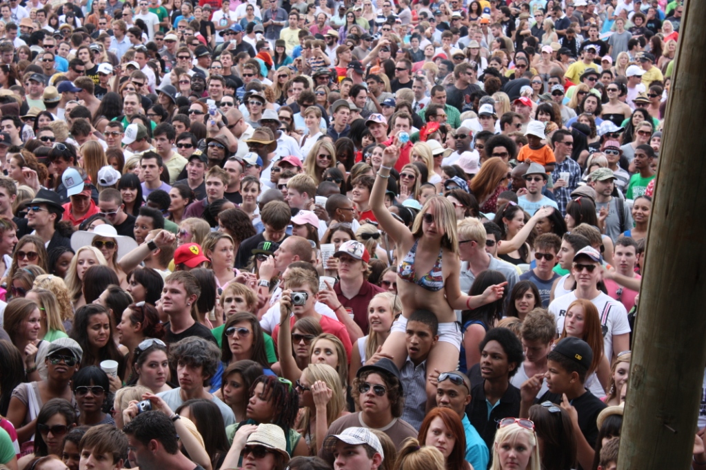 a crowd is gathered for a concert