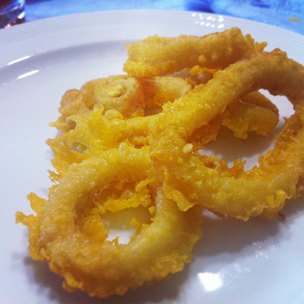 onion rings are displayed on a plate on a table