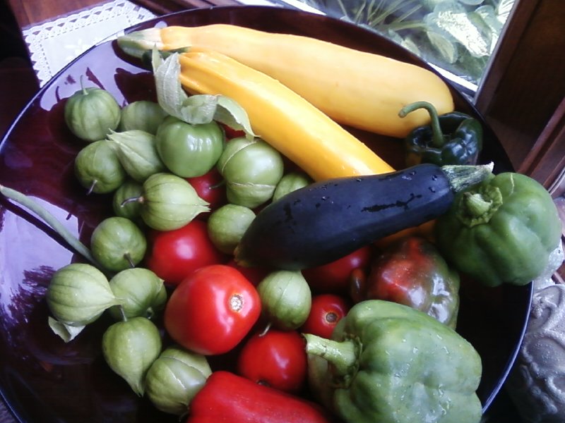 a plate with a bunch of different vegetables on it