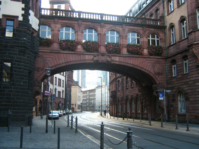 the bridge that connects a city with three different lanes