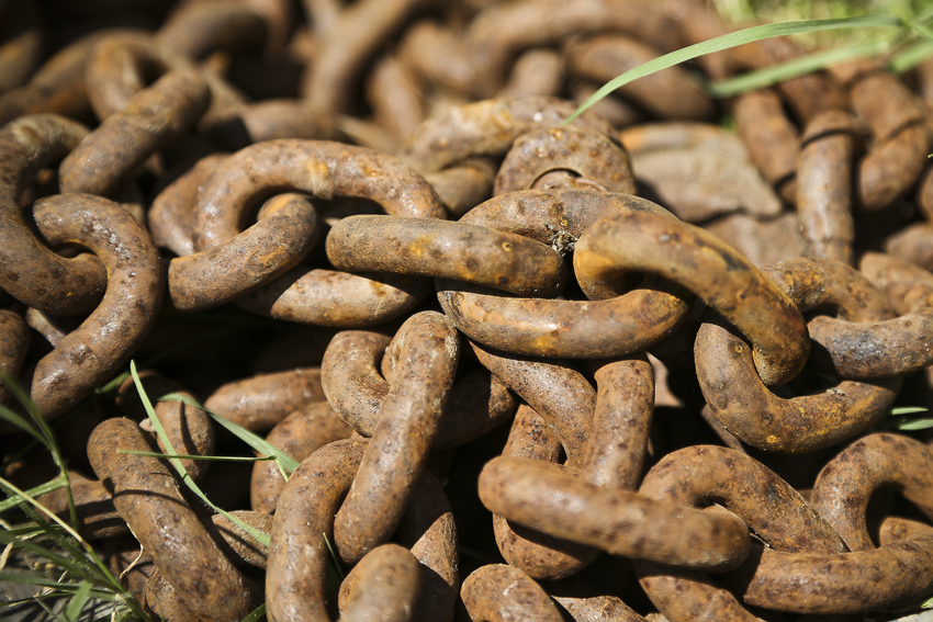 a pile of rusty metal links and chains